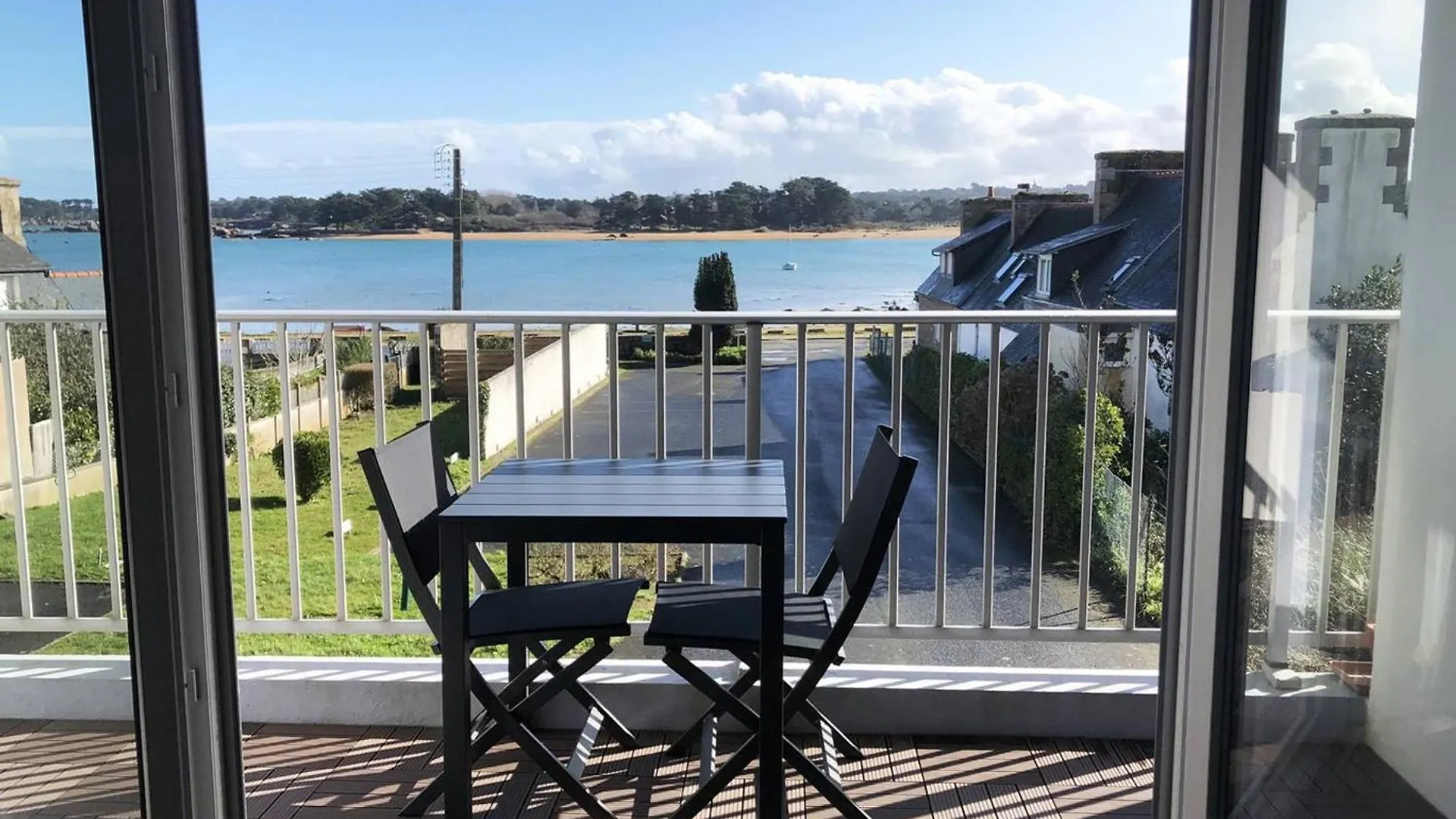 Appartement Vue Mer Avec Balcon, Wifi Et Parking A Tregastel - Fr-1-368-356